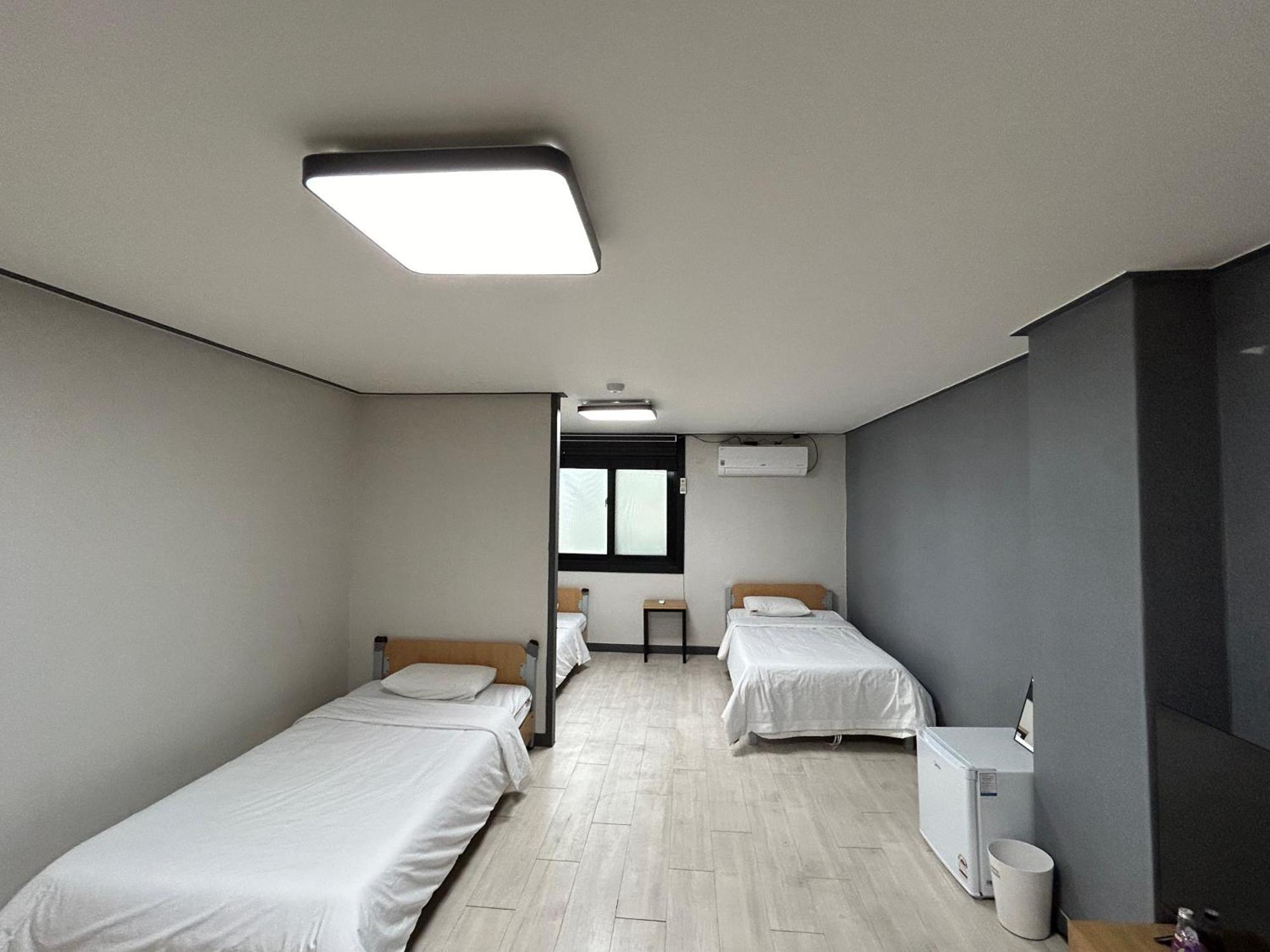 Deluxe Motel جيوجي الغرفة الصورة