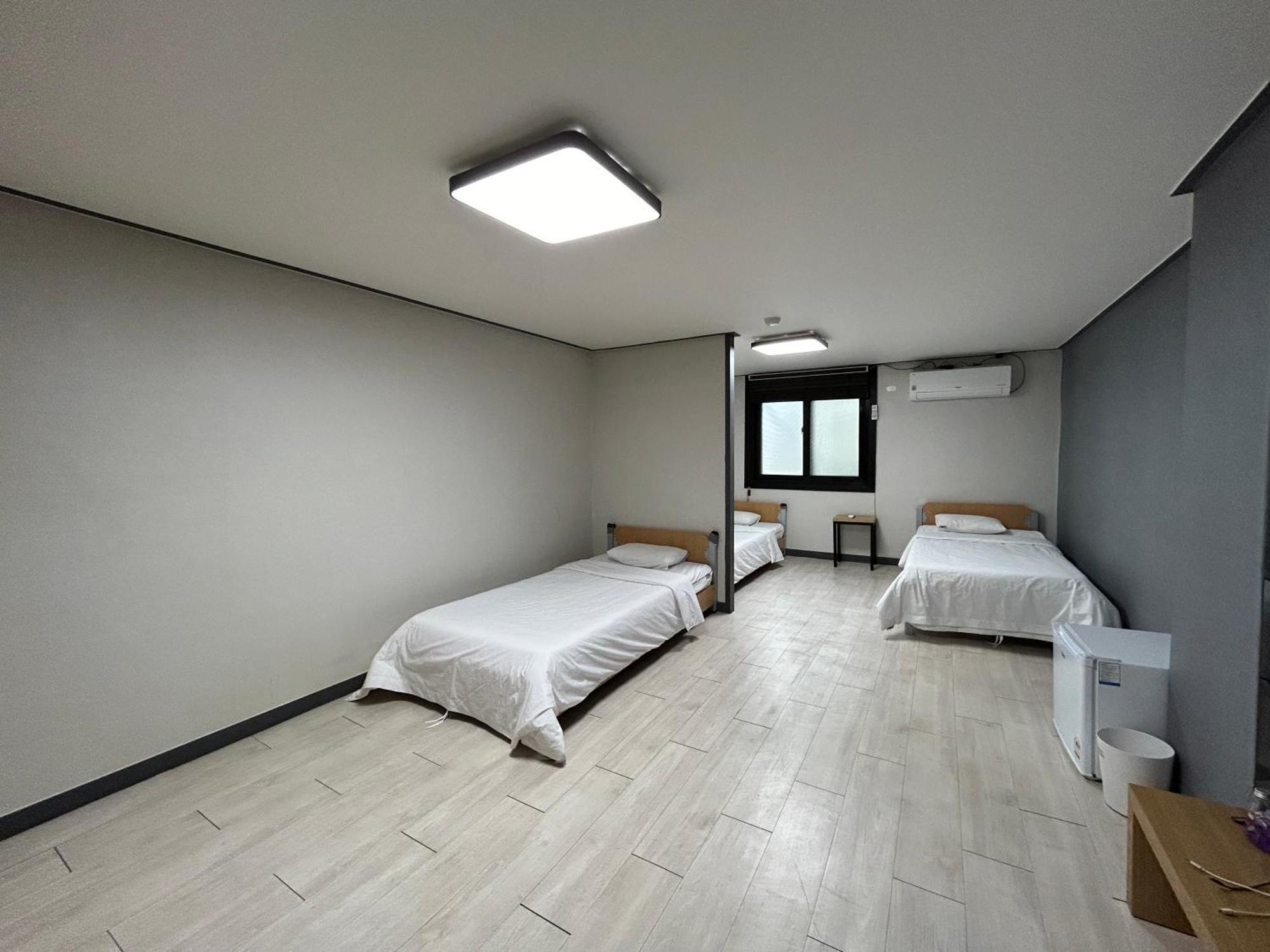 Deluxe Motel جيوجي الغرفة الصورة