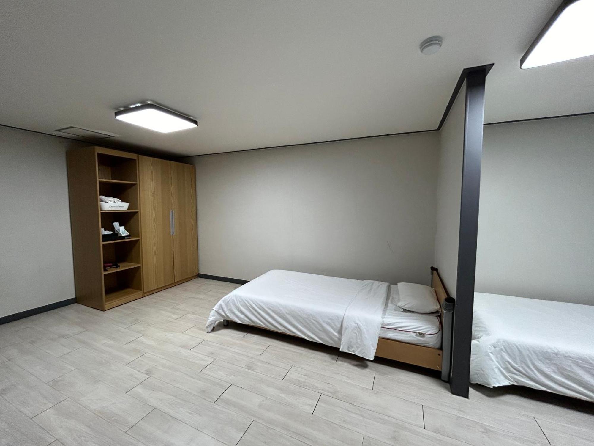 Deluxe Motel جيوجي الغرفة الصورة