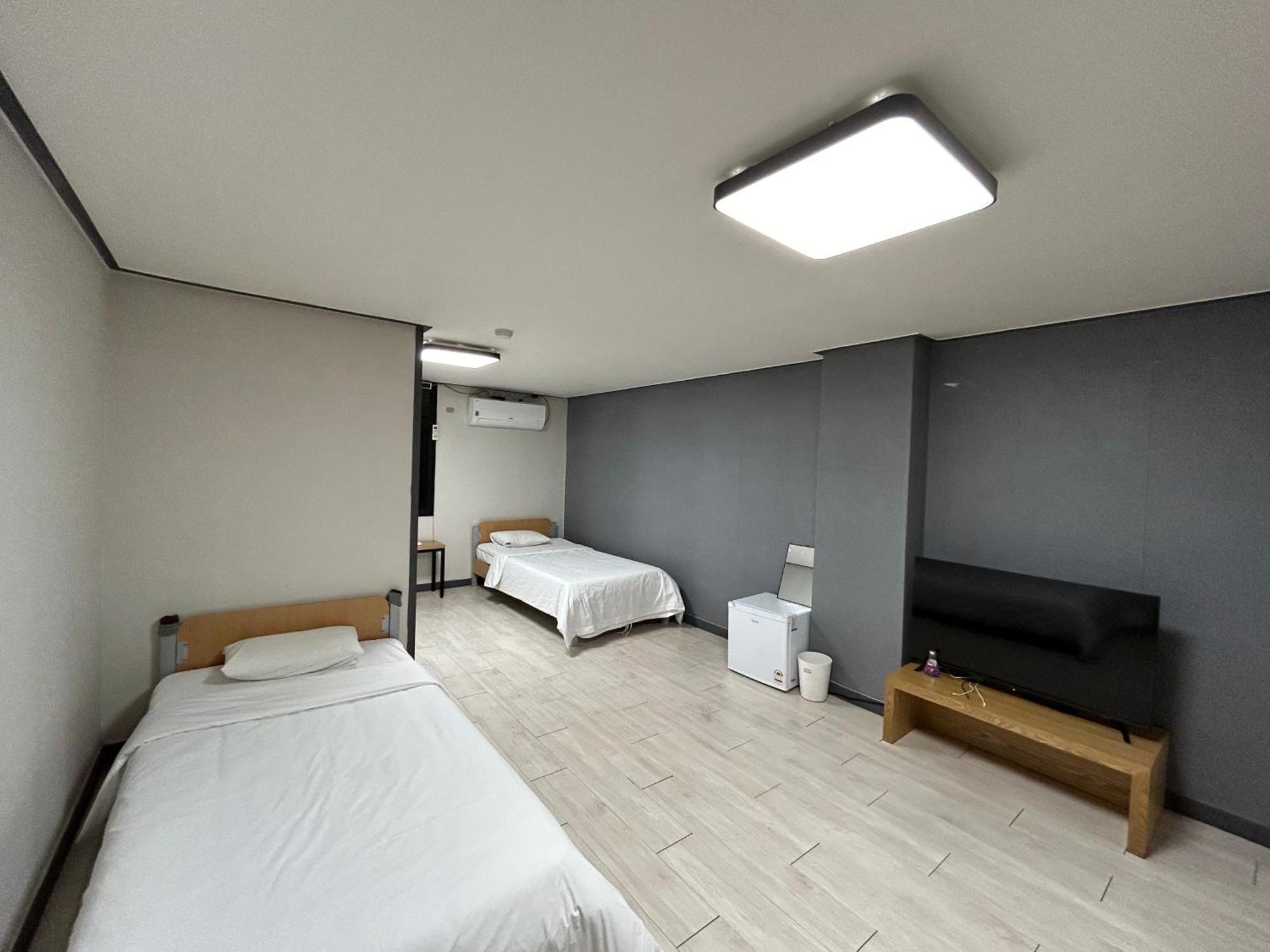 Deluxe Motel جيوجي الغرفة الصورة