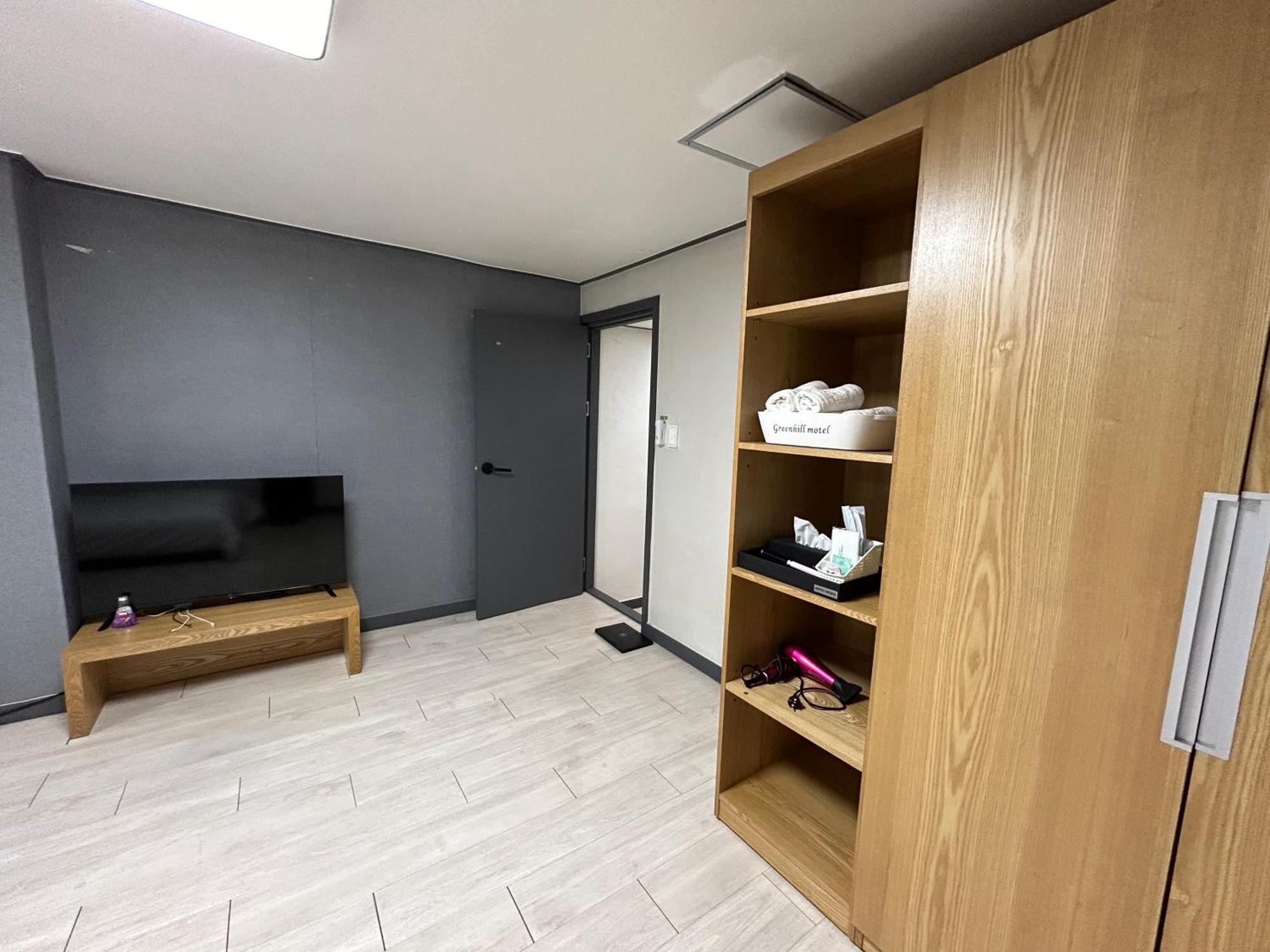 Deluxe Motel جيوجي الغرفة الصورة